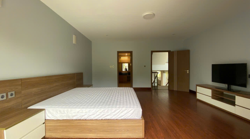 big villa for rent in ciputra q block (24)