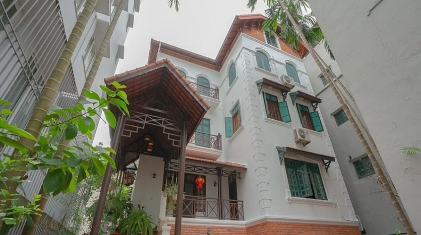 huge old style villa for rent on to ngoc van 1