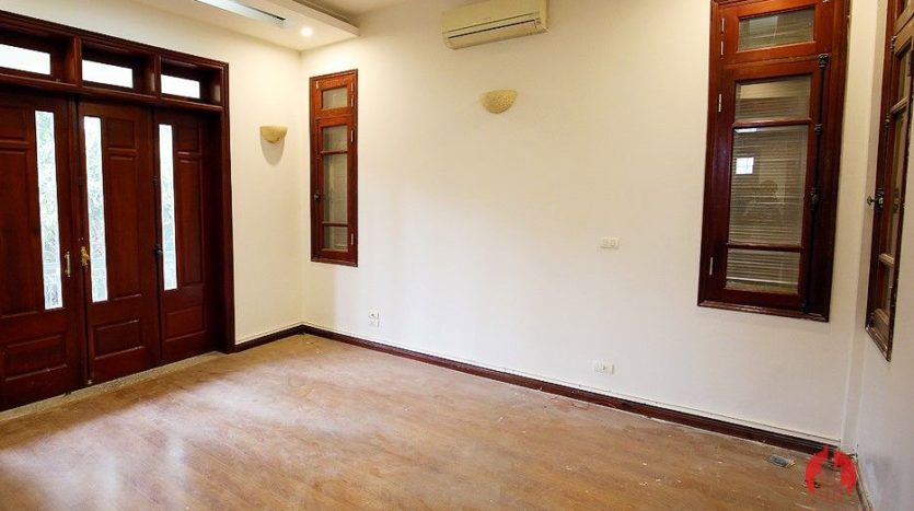 street front villa for rent on au co 30