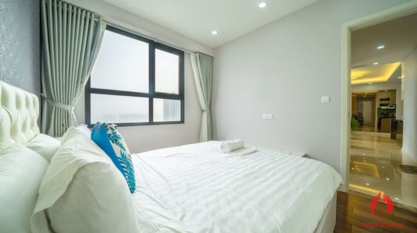 Light-filled 3 bedroom apartment for rent in Vinhomes D'Capitale