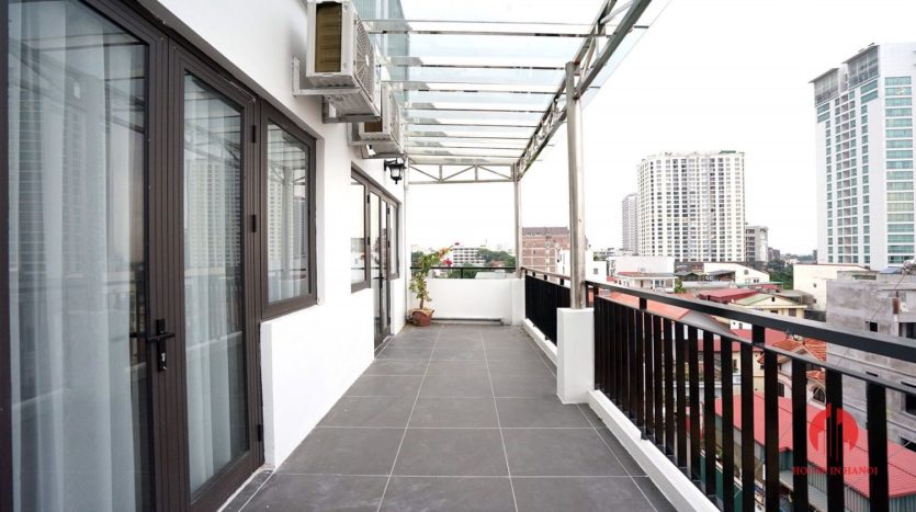 1BR apartment with SUPER LARGE BALCONY on Xuan Dieu street 18