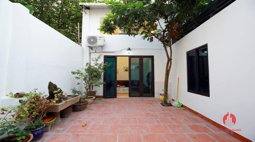 Courtyard 5BR house for rent on Au Co street Tay Ho district 5