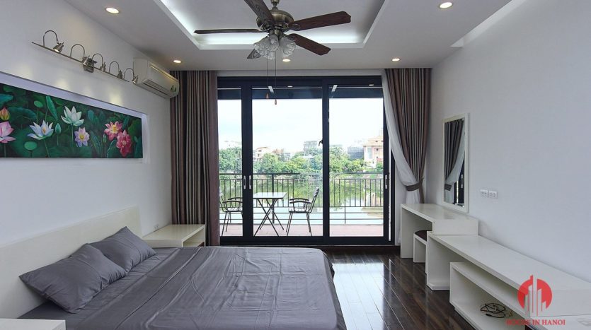 Lake view 4BR apartment for rent in Tay Ho district Au Co street 13