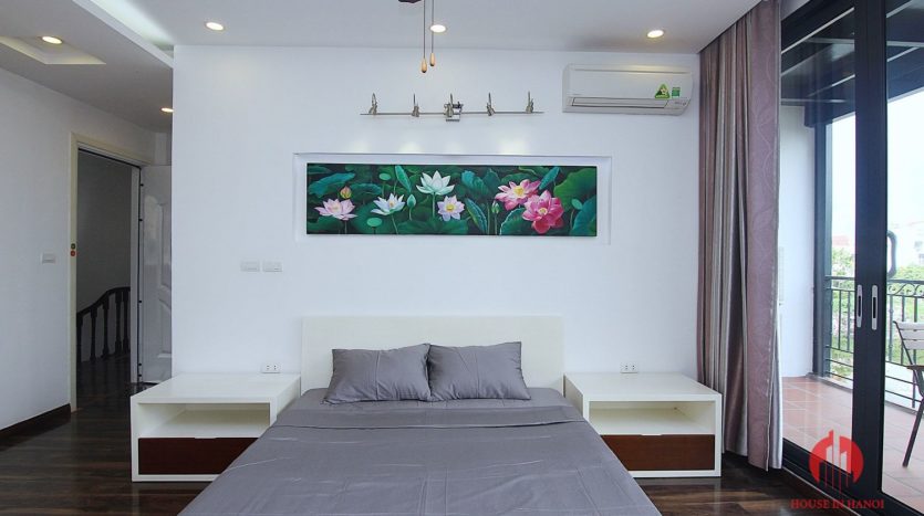 Lake view 4BR apartment for rent in Tay Ho district Au Co street 15