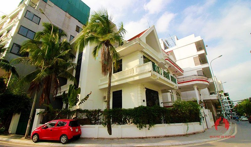 corner villa for rent on Tu Hoa street 1