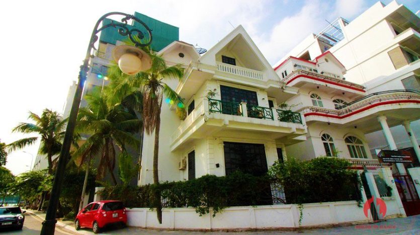 corner villa for rent on Tu Hoa street 2