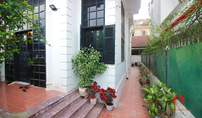 corner villa for rent on Tu Hoa street 24