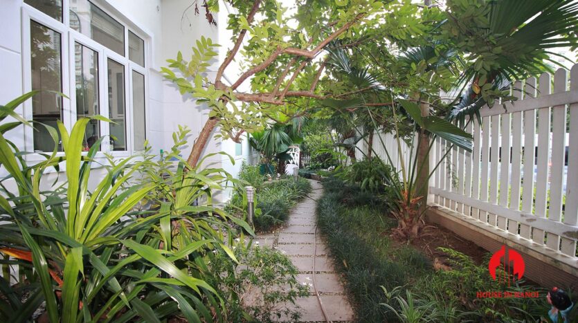 villa for rent with lovely garden ciputra 2