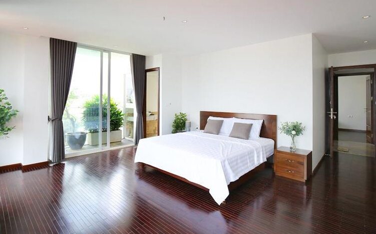 overwhelming 3 bedroom apartment for rent on to ngoc van 14