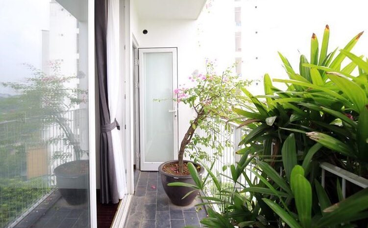 overwhelming 3 bedroom apartment for rent on to ngoc van 18