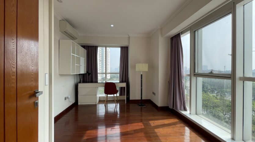 Completely New Furniture 154m2 Apartment in L1 Building Ciputra 4
