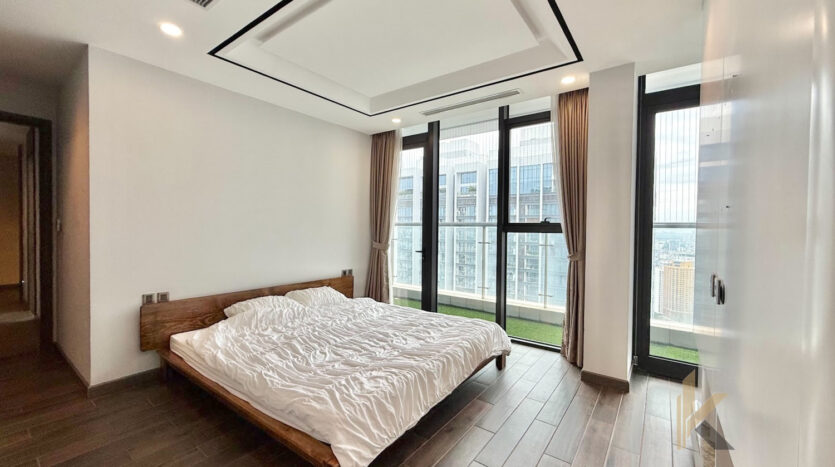 penthouse with swimming pool and lake view in hanoi vietnam (18)