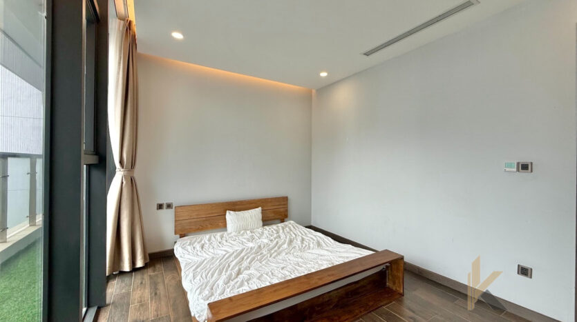 penthouse with swimming pool and lake view in hanoi vietnam (9)