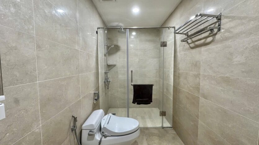 golf view 267m2 apartment for rent in l1 ciputra (1)