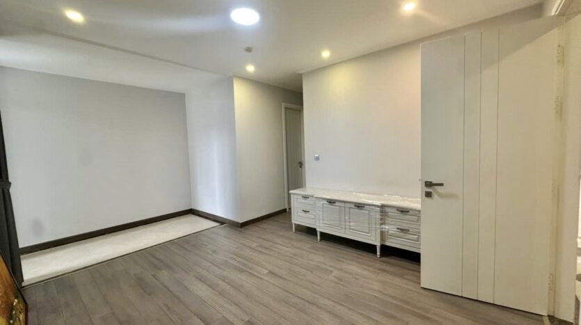 golf view 267m2 apartment for rent in l1 ciputra (12)