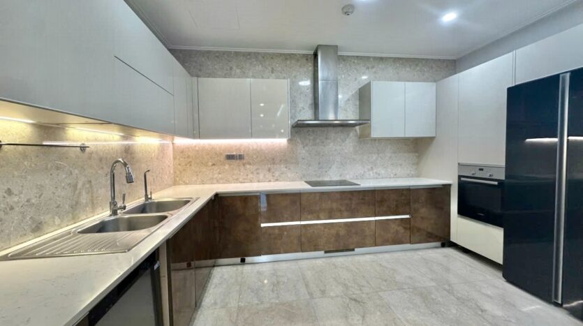 golf view 267m2 apartment for rent in l1 ciputra (8)