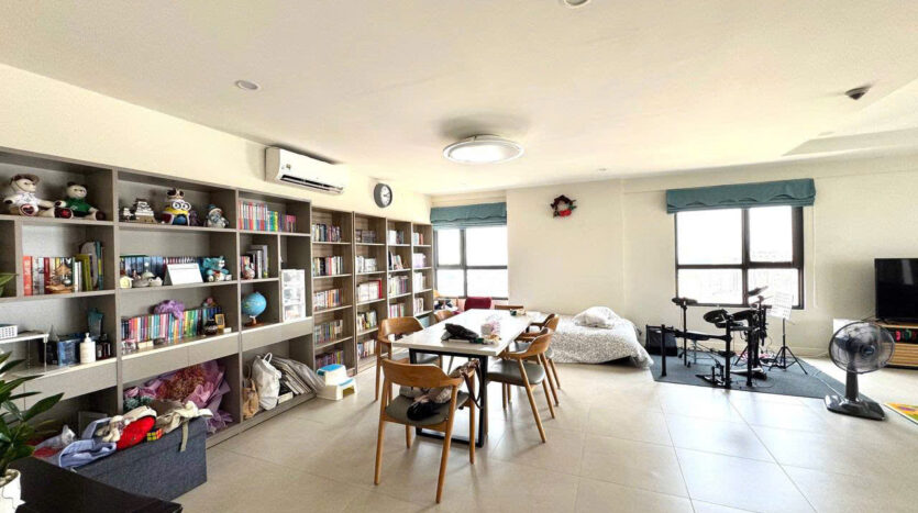 big apartment for sale in kosmo tay ho (1)