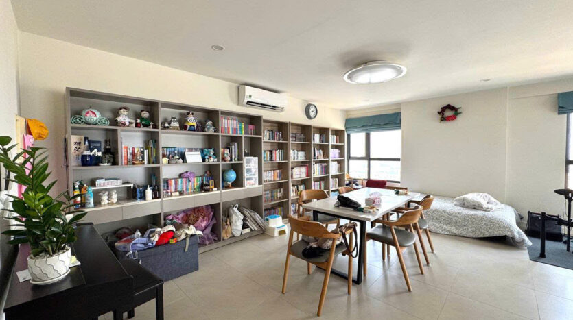 big apartment for sale in kosmo tay ho (4)