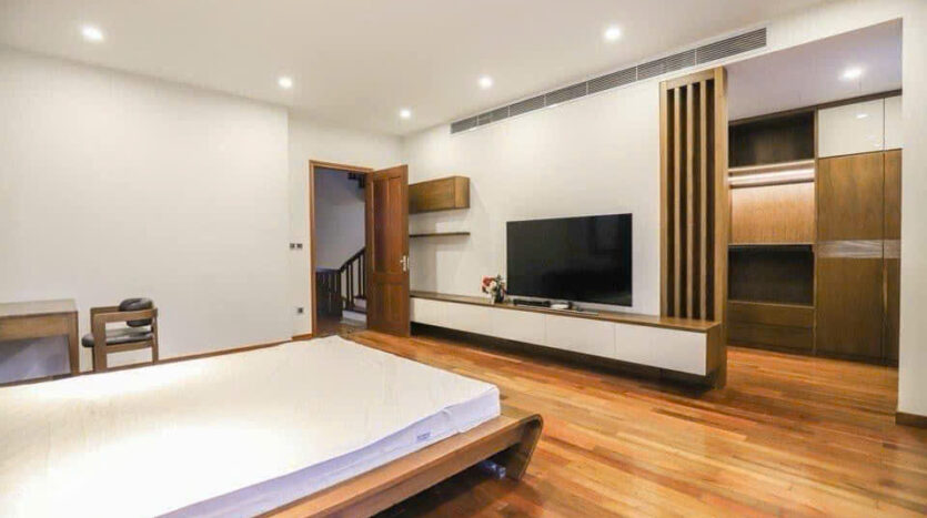 4 bedroom villa for rent in hoa sua 8 vinhomes riverside (15)