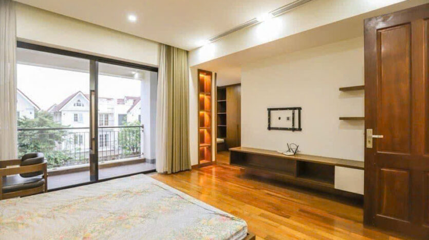 4 bedroom villa for rent in hoa sua 8 vinhomes riverside (18)