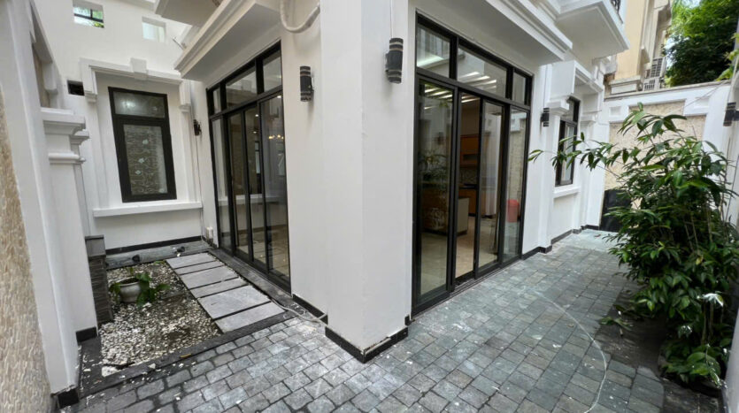 Villa in T7 Block with garage for rent (1)