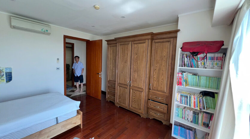 golf view 267m2 apartment for rent in L1 Ciputra (22)