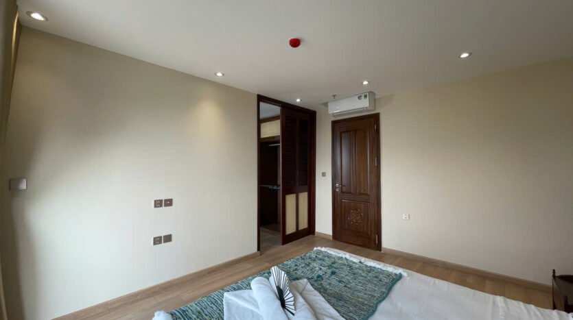 big lake view apartment for rent in truc bach (12)