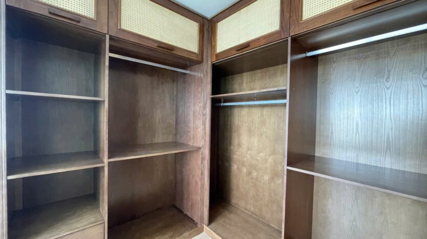 big lake view apartment for rent in truc bach (15)