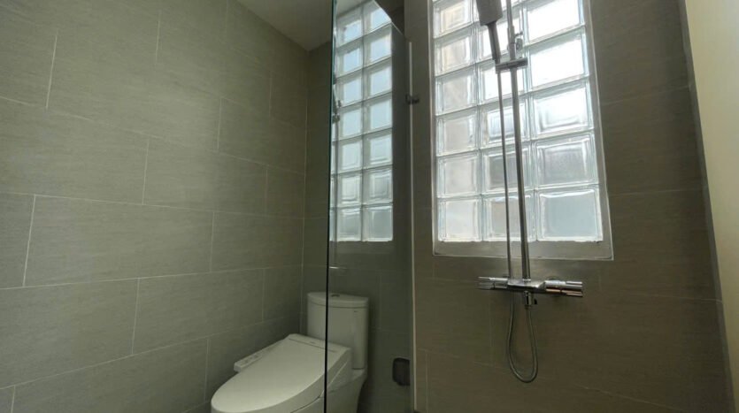 big lake view apartment for rent in truc bach (20)