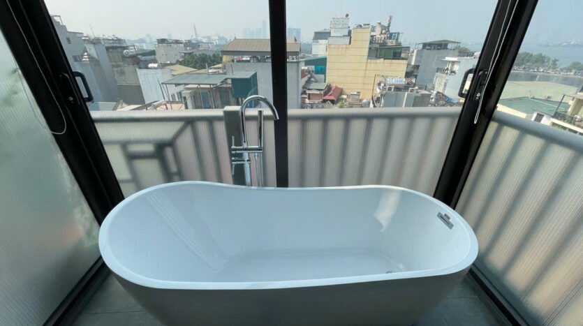 big lake view apartment for rent in truc bach (25)