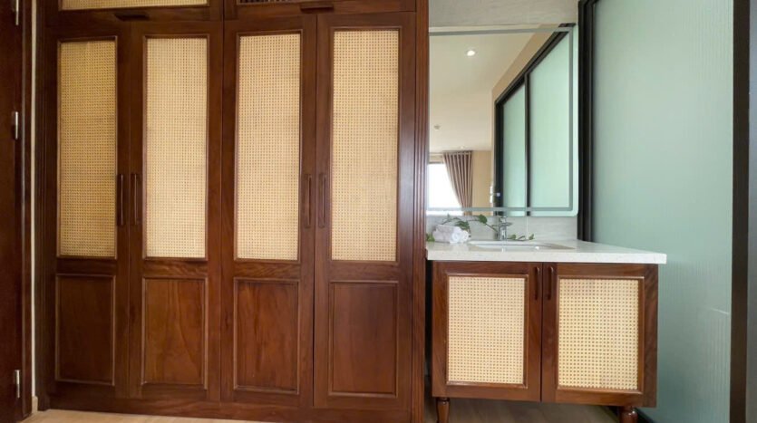 big lake view apartment for rent in truc bach (29)