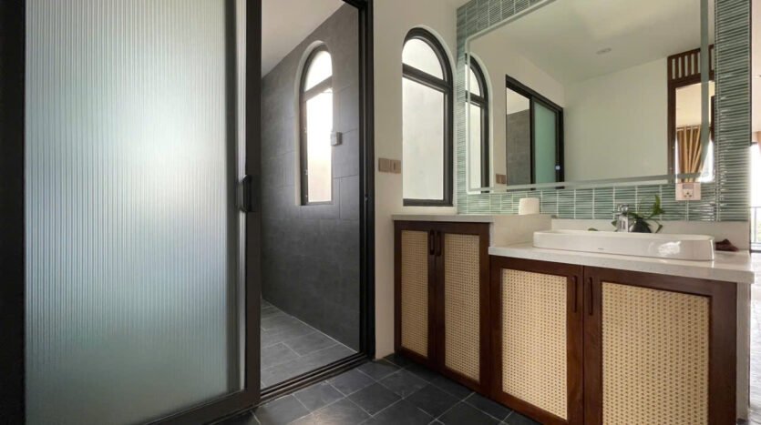 big lake view apartment for rent in truc bach (34)