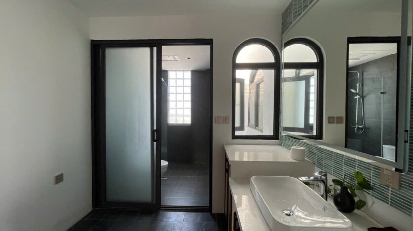 big lake view apartment for rent in truc bach (36)