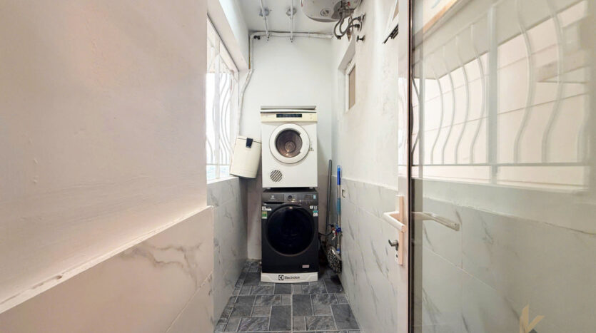 cheap but decent apartment for rent in E1 Ciputra (3)