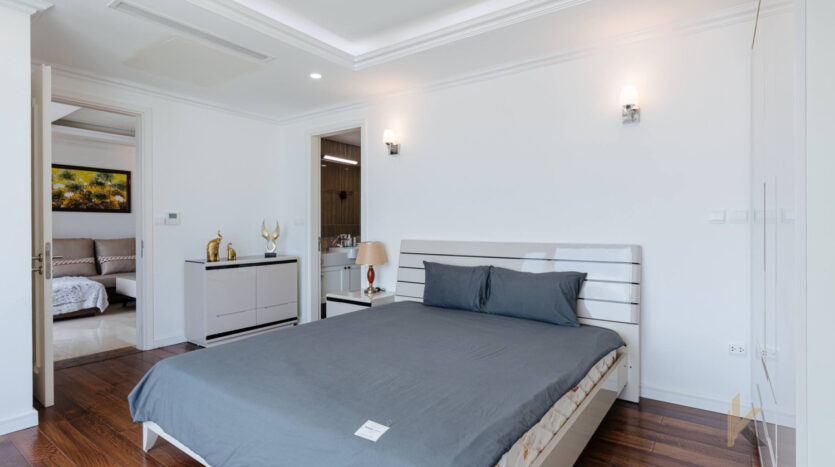 lake view 3 bedroom apartment for sale in le roi soleil quang an (17)