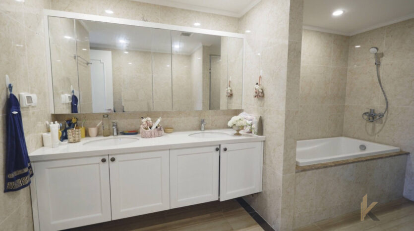 lake view 3 bedroom apartment for sale in le roi soleil quang an (4)
