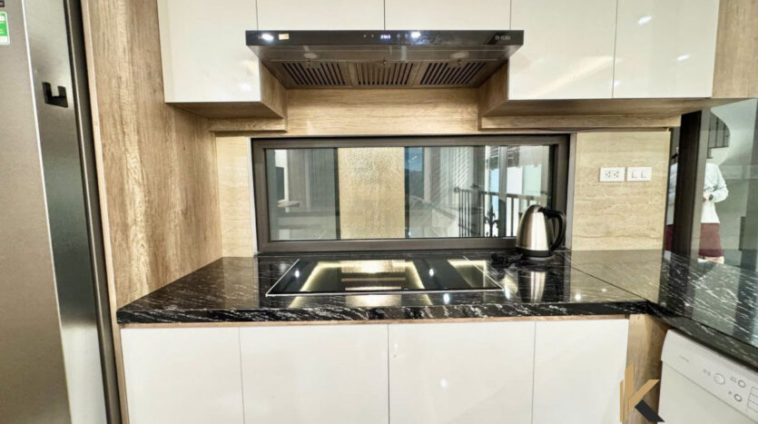 3 bedroom apartment on To Ngoc Van Street (13)