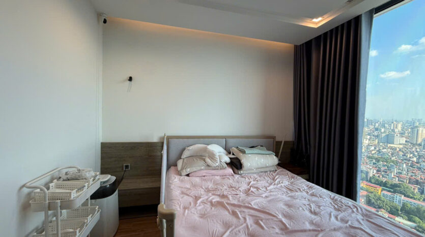 affordable 2 bedroom apartment with city view in vinhomes metropolis (4)