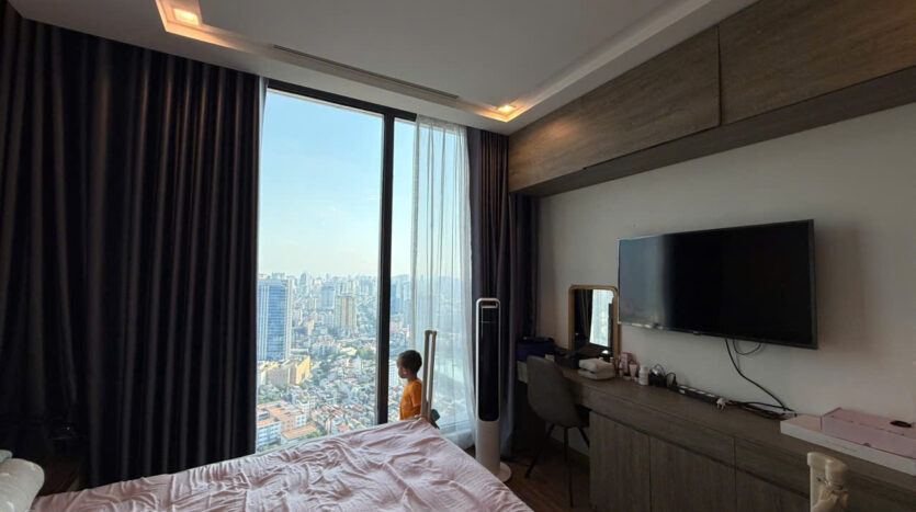 affordable 2 bedroom apartment with city view in vinhomes metropolis (5)