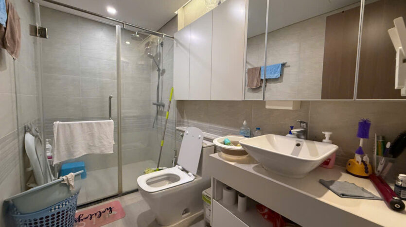 affordable 2 bedroom apartment with city view in vinhomes metropolis (8)