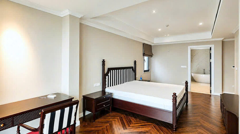 huge lake apartment for rent on Xuan Dieu street, Westlake (8)